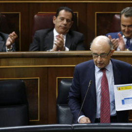 El ministro de Hacienda y Administraciones Públicas, Cristóbal Montoro, durante su intervención hoy en la última sesión de control al Gobierno con la que el Congreso de los Diputados pone fin a la X legislatura. EFE/Chema Moya