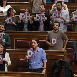 Decenas de diputados de Unidos Podemos han protagonizado una protesta al inicio del pleno del Congreso exhibiendo carteles con las iniciales DH, de Derechos Humanos, en contra de los CIEs. EFE/J. J. Guillén