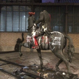 La estatua ecuestre de Franco junto al centro cultural Born, con una cabeza de cerdo.