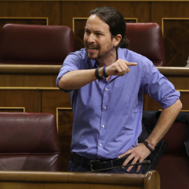 El secretario general de Podemos, Pablo Iglesias, ha intentado sin éxito tomar la palabra y ante su insistencia en hablar con el micrófono cerrado, Pastor le ha llamado al orde. EFE/J. J. Guillén