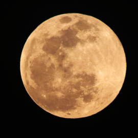Durante los eclipses penumbrales (como este del 24 de mayo de 2013) disminuye ligeramente el brillo de la Luna. / Luisalvaz