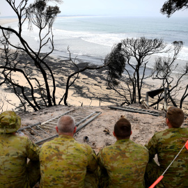 Soldados observan una playa calcinada de Victoria. REUTERS