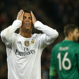 Cristiano Ronaldo se lamenta de una ocasión durante el partido del Real Madrid ante el PSG. - EFE