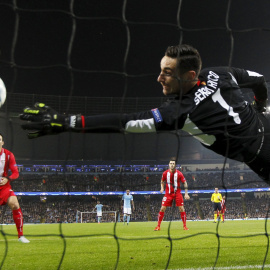 El portero del Sevilla, Sergio Rico, trata de evitar el primer tanto del Manchester City. - REUTERS
