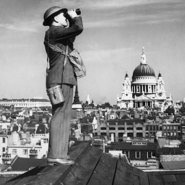 Imagen de un observador londinense de la batalla de Inglaterra./ Wikipedia