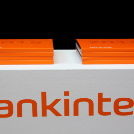 El logo de Bankinter y ejemplares de la memoria del banco en la última junta de accionistas. REUTERS/Andrea Comas