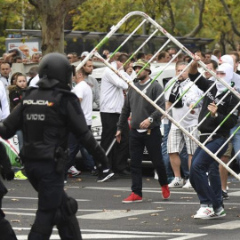 Ultras del Legia de Varsovia se enfrentaron a la Policía antes del partido en el Bernabéu el martes. /EFE