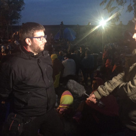 El eurodiputado de Podemos Miguel Urbán durante su visita al campamento improvisado de refugiados en la frontera serbia.