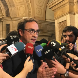 El conseller de Territorio y Sostenibilidad, Josep Rull, en declaraciones en los pasillos del Parlament. EP