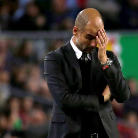 Pep Guardiola, cabizbajo anoche en el Camp Nou. /EFE