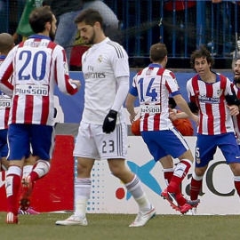 Tiago celebra el primer gol del Atlético con sus compañeros. /EFE