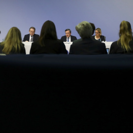 El presidente del BCE, Mario Draghi, en el centro, durante la rueda de prensa en la sede de la entidad tras la reunión del Consejo de Gobierno, en Fráncfort. REUTERS/Kai Pfaffenbach