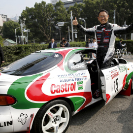 El presidente de Toyota Motor Corp, Akio Toyoda, posa junto a un Toyota Celica GT-4, tras una muestra de la firma japonesa en Tokio.. REUTERS/Toru Hanai