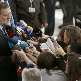 El presidente del Gobierno y del Partido Popular, Mariano Rajoy, atiende a los medios a su llegada  a la segunda jornada del congreso que el Partido Popular Europeo (PPE) celebra en Madrid. EFE/Juan Carlos Hidalgo