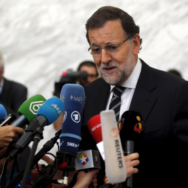 El presidente del Gobierno, Mariano Rajoy, atiende a los periodistas a su llegada al Congreso del PP Europeo que se celebra en Madrid. REUTERS/Andrea Comas