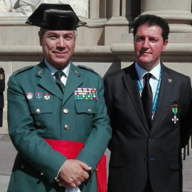Diego Miranda junto al General de la Guardia Civil Don Antonio Tocón, tras recibir la medalla. / Danilo Albin