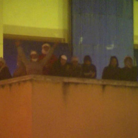 Protesta de los internos en la azotea del Centro de Internamiento de Extranjeros (CIE) de Aluche, durante más de once horas después de iniciar un motín en el edificio, situado en la madrileña avenida de los Poblados. / EFE