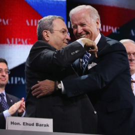 Ehud Barak se abraza al vicepresidente de EEUU, Joe Biden, en una reunión del American Israel Public Affairs Committee en Washington. - AFP