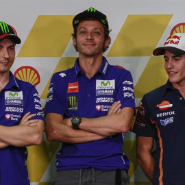 Valentino Rossi posa junto a Marc Márquez y Jorge Lorenzo en la rueda de prensa de Sepang. /EFE