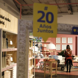 Vista de la primera pop up en La Latina (Madrid) para celebrar los 20 años del gigante en España / EFE