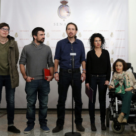El secretario general de Podemos, Pablo Iglesias, junto a los senadores del partido, Pilar Lima, Ramón Espinar, Maribel Mora y Virginia Felipe. EFE/Javier Lizón