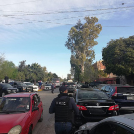 10/01/2020.- Un elemento de la Unidad de Reacción e Investigación Criminal se aproxima a la zona del colegio Cervantes, donde se suscitó una balacera en su interior. EFE/STR