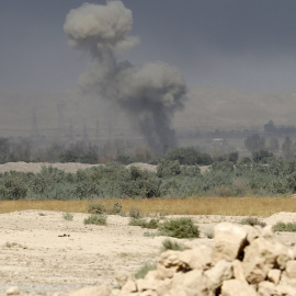 Columna de humo en Baiji, al norte de Bagdad, tras enfrentamientos entre fuerzas iraquíes y miembros del Estado Islámico. - REUTERS