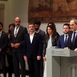 El president de la Generalitat, Quim Torra, acompanyat del seu Govern, durant la difusió d'una declaració institucional. EFE / Quique García