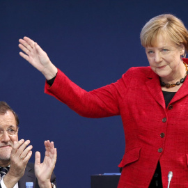 Mariano Rajoy y Angela Merkel, en el Congreso del Partido Popular Europeo celebrado en Madrid. / JUAN MEDINA (REUTERS)