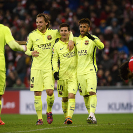 Messi, Neymar y Rakitic celebran junto a Luis Suárez un gol contra el Athletic. /REUTERS