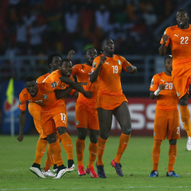 Los jugadores de Costa de Marfil celebran su triunfo en la tanda de penaltis ante Ghana en la final de la Copa de África 2015. /REUTERS