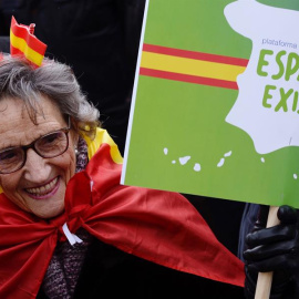 12/01/2020.- Una mujer participa este domingo en la concentración de protesta convocada por Vox este domingo en Valladolid contra la investidura y la formación de Gobierno por parte del socialista Pedro Sánchez, bajo el lema "España existe,