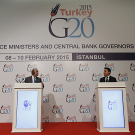 El secretario general de la OCDE, Ángel Gurría, con el vicepriemro ministro turco, Ali Babacan, comparecen antes del comienzo de la reunión del G-20 en Estambul. REUTERS/Murad Sezer