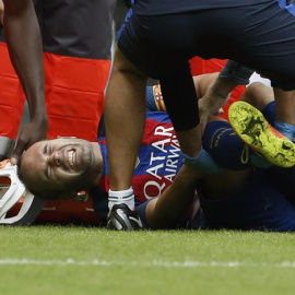 Iniesta tras lesionarse en Mestalla. EFE/Juan Carlos Cárdenas