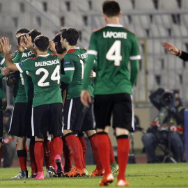 Los jugadores del Athletic celebran el segundo gol. EFE/Koca Sulejmanovic