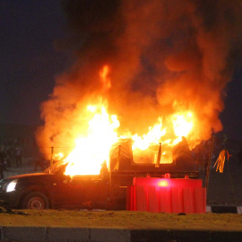 Un coche incendiado durante los disturbios de ayer en El Cairo. /REUTERS