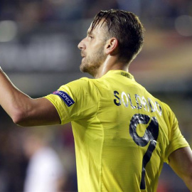 El delantero del Villarreal Roberto Soldado celebra el tercer gol. / EFE