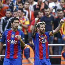 Messi celebra el tercer gol al Valencia. EFE/Biel Aliño