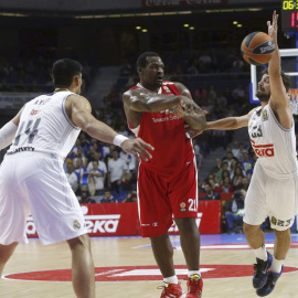 Schortsanitis centra el balón entre Sergio Llull y Gustavo Ayón. / EFE