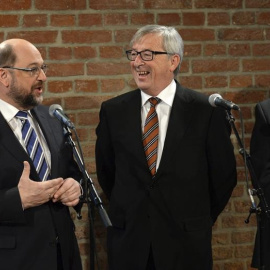 El presidente del Parlamento Europeo, Martin Schulz (izquierda), habla junto al presidente de la Comisión Europea, Jean-Claude Juncker. - EFE