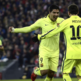 Luis Suárez se abraza con Messi ayer en el nuevo San Mamés. /EFE
