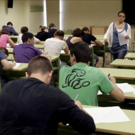 Varios estudiantes se examinan en un aula de un centro de educación. EFE/Archivo