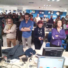 Minuto de silencio en TVE celebrado por los trabajadores en protesta por las once nuevas contrataciones./ Twitter