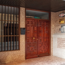 13/01/2020.- Vista del portal del domicilio donde se han encontrado dos cadáveres con evidentes signos de violencia en Puertollano, Ciudad Real. EFE/ Juan Manuel Romero