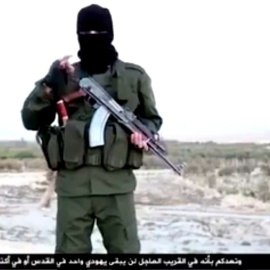 El miliciano del estado Islámico en el vídeo difundido en hebreo por la organización yihadista.