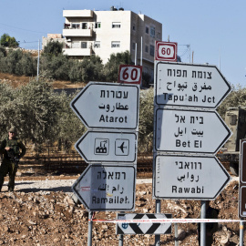 Soldados israelíes montan guardia en el asentamiento judío de Adam, al norte de Jerusalén. - REUTERS
