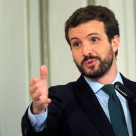 El líder popular, Pablo Casado, durante un desayuno informativo este lunes. / EFE