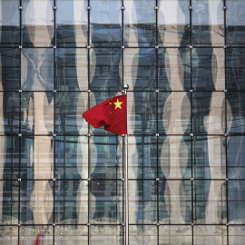 La bandera china frente a un edificio del distrito financiero de Pekín. REUTERS/Kim Kyung-Hoon