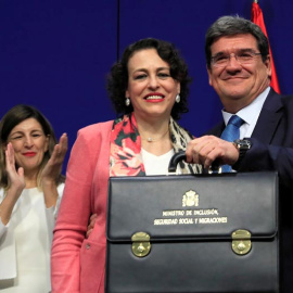 El nuevo ministro de Seguridad Social, Inclusión y Migraciones, José Luis Escrivá Belmonte, recibe su cartera de manos de la ministra saliente, Magdalena Valerio. (FERNANDO ALVARADO | EFE)
