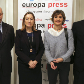 La ministra de Fomento, Ana Pastor, a su llegada al desayuno informativo, acompañada de los titulares de Educación, José Ignacio Wert, Agricultura, Isabel García Tejerina, y Justicia, Rafael Catalá. EFE/Ballesteros